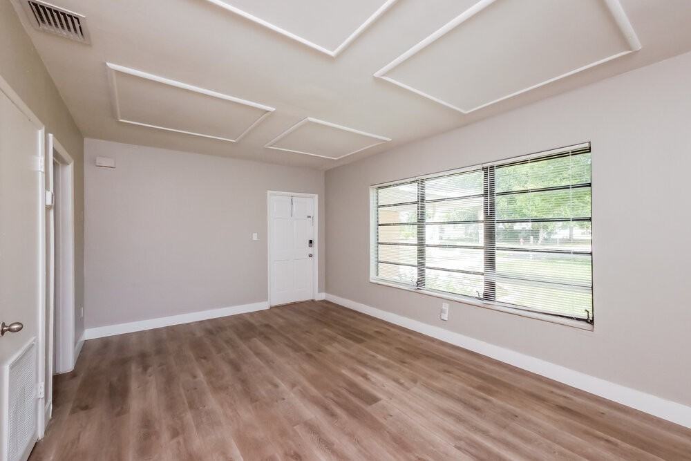 381 Carolina Ave - Photo 4 of 16