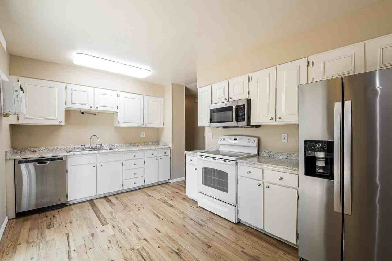 11664 W Saratoga Ave - Photo 4 of 18