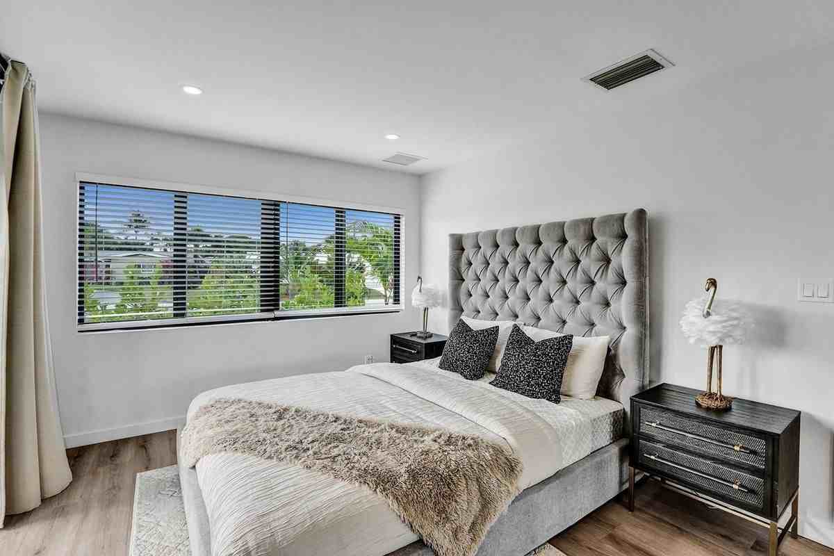 5501 Ne 18th Ter - Photo 5 of 18