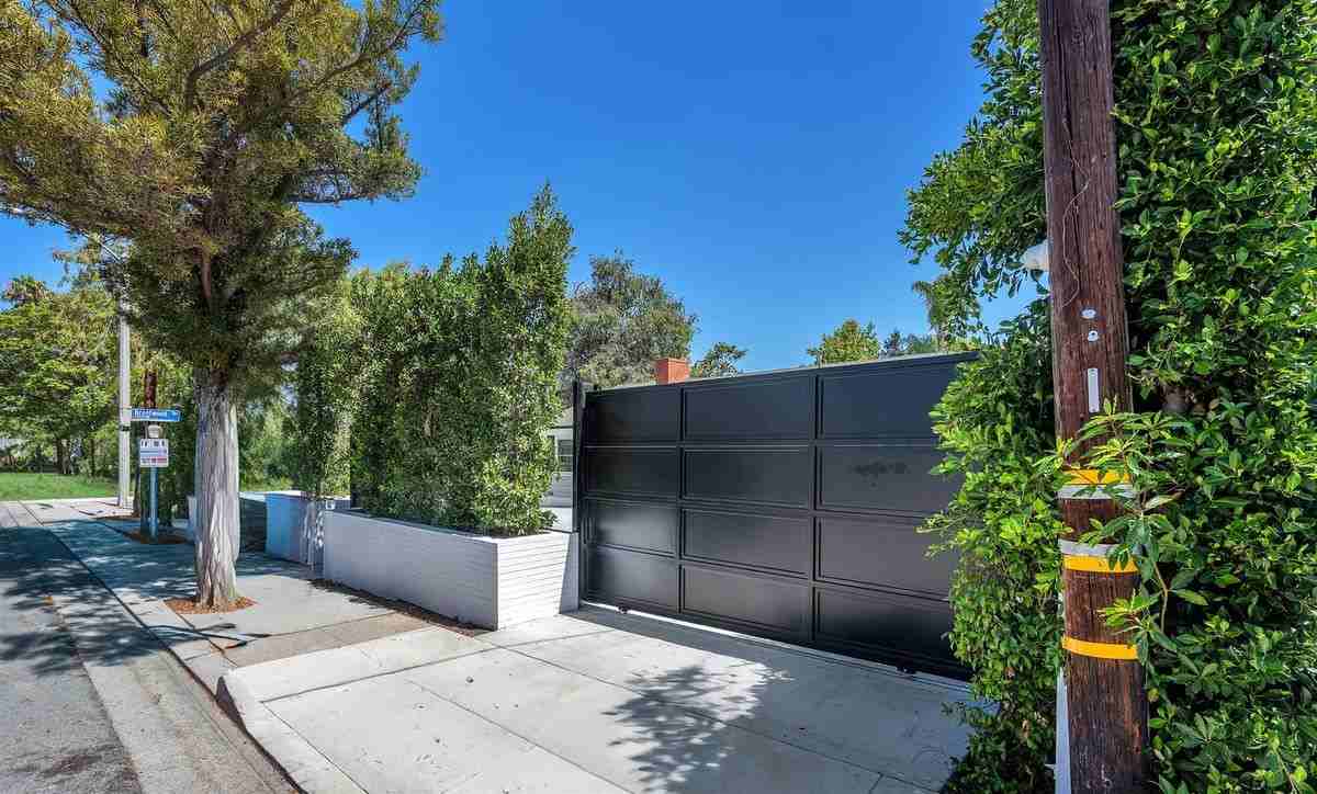 315 26th St - Photo 2 of 3