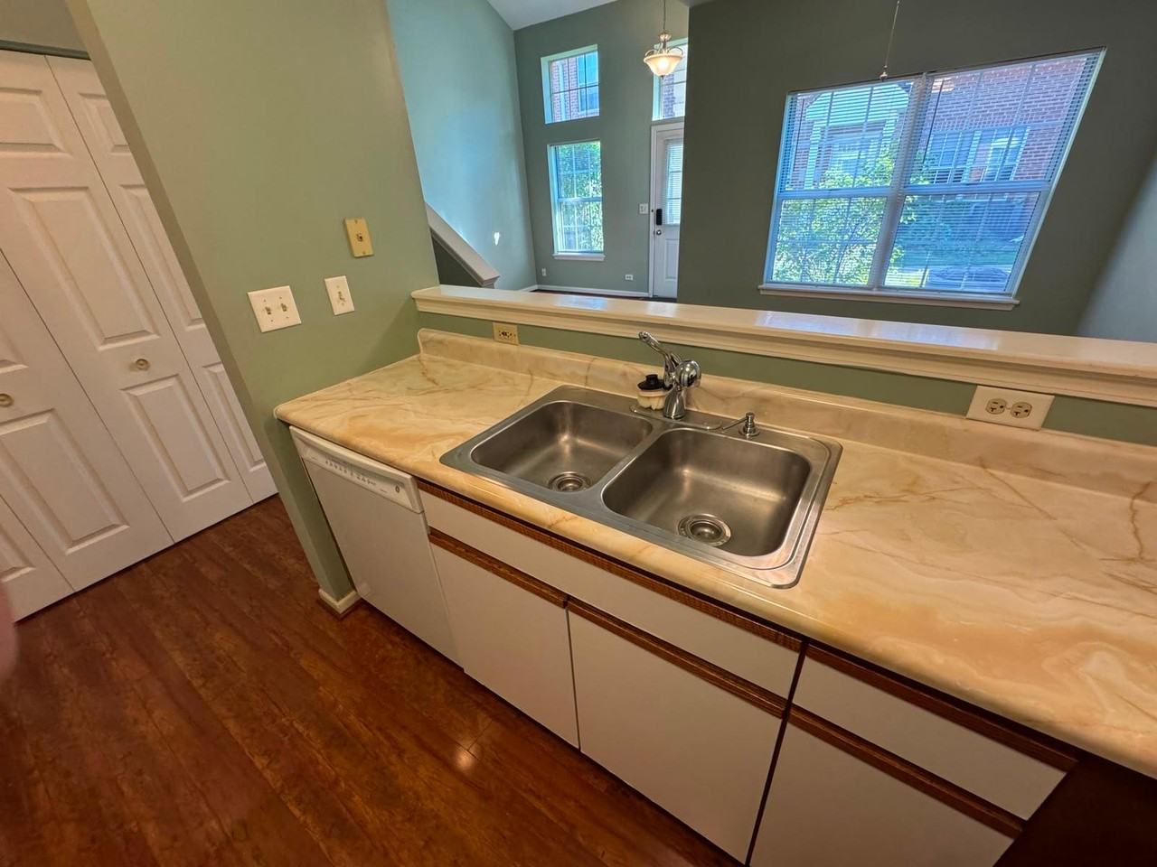 8 Saint Regis Ct #8 - Photo 5 of 22