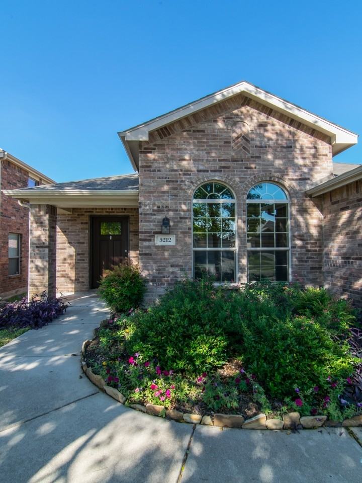 5212 Blackwood Dr - Photo 2 of 25