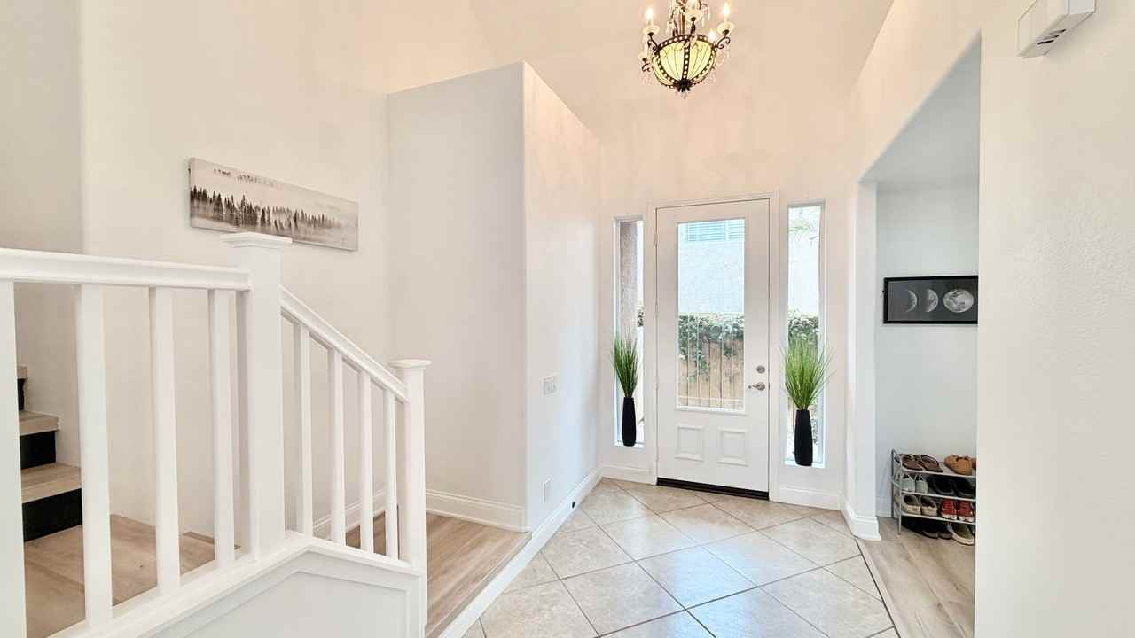 563 Poets Sq - Photo 2 of 46
