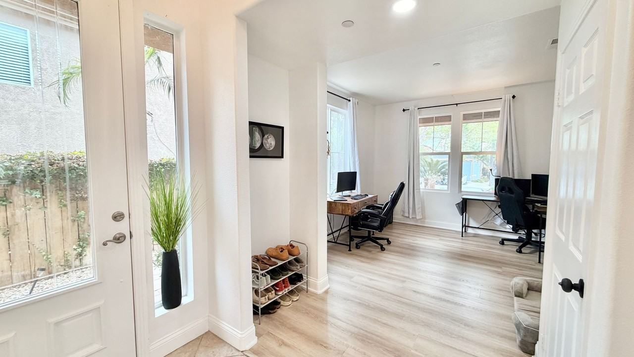 563 Poets Sq - Photo 3 of 46