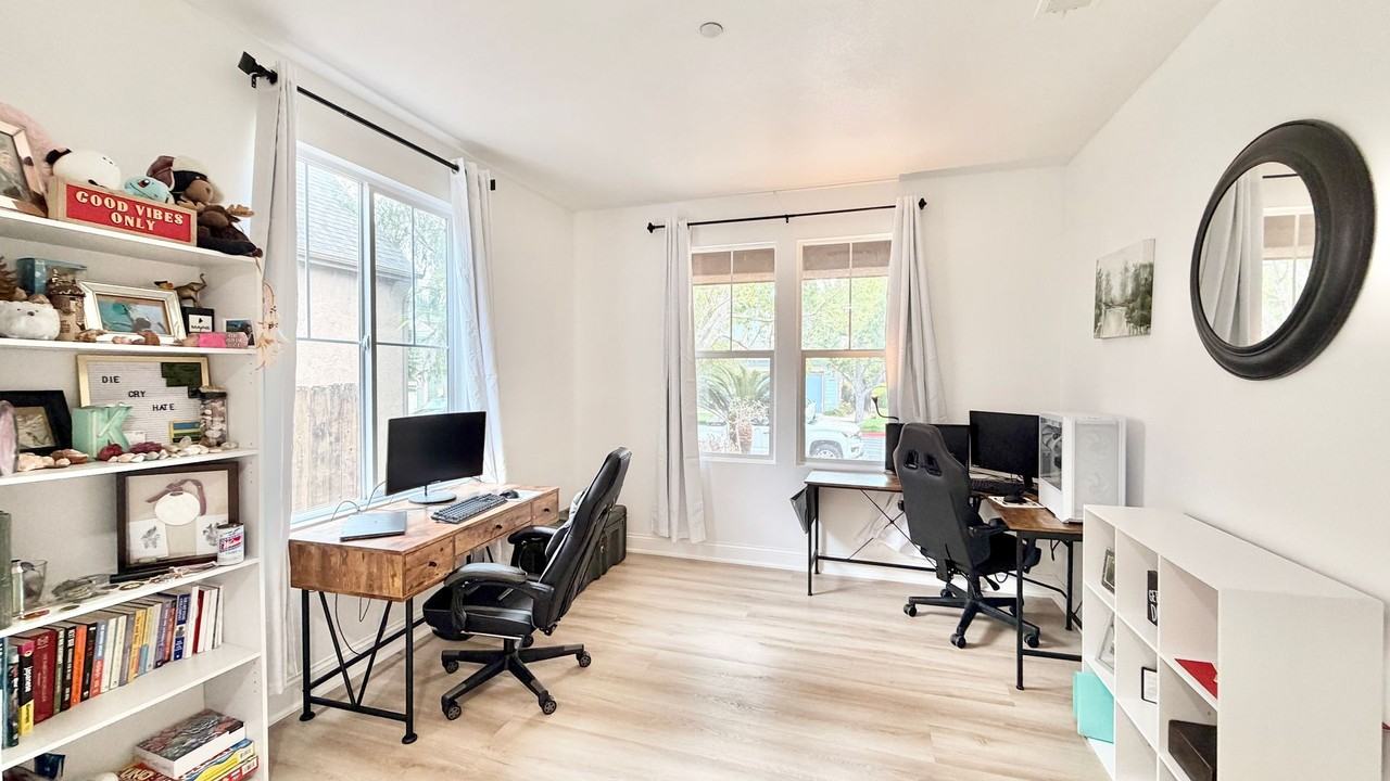 563 Poets Sq - Photo 4 of 46