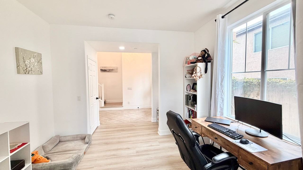 563 Poets Sq - Photo 5 of 46
