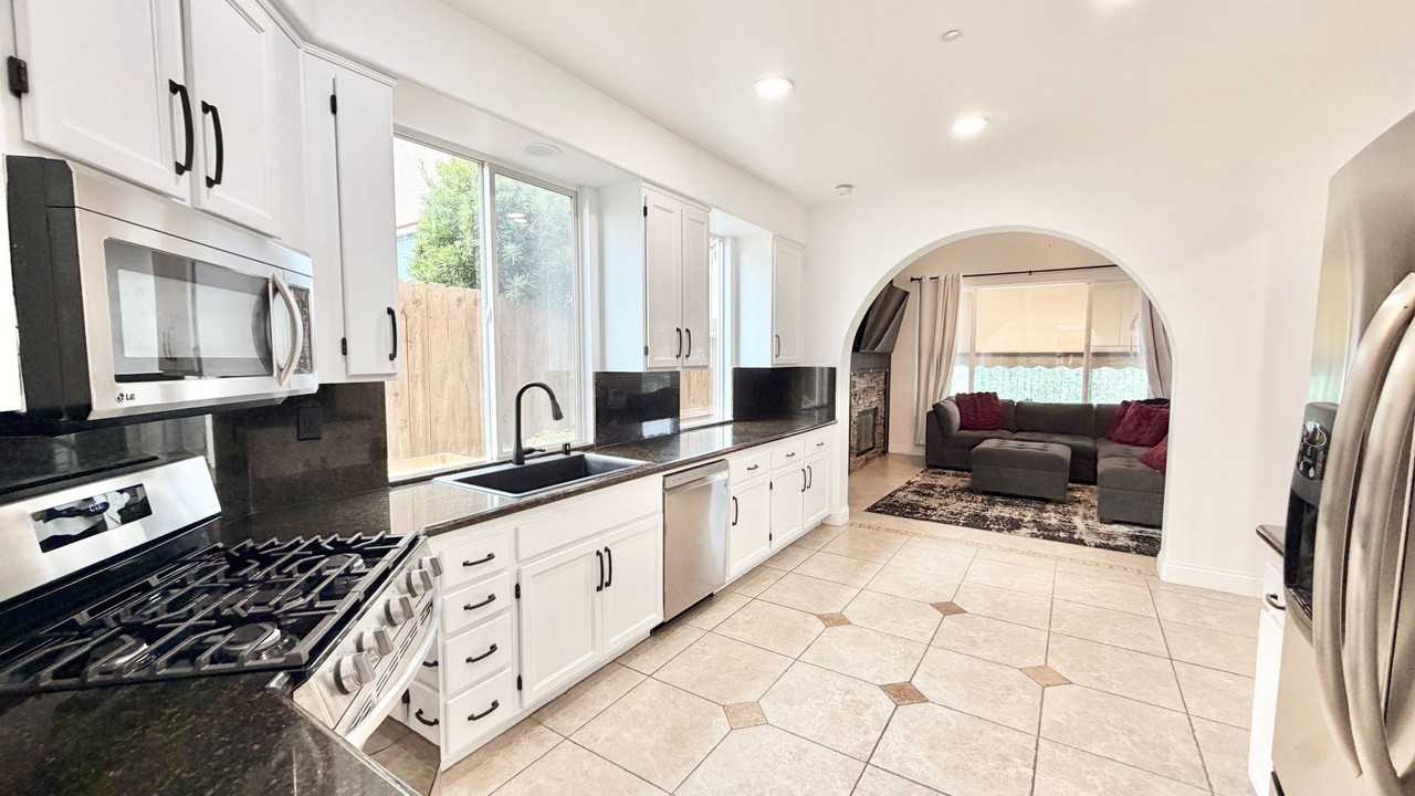 563 Poets Sq - Photo 7 of 46
