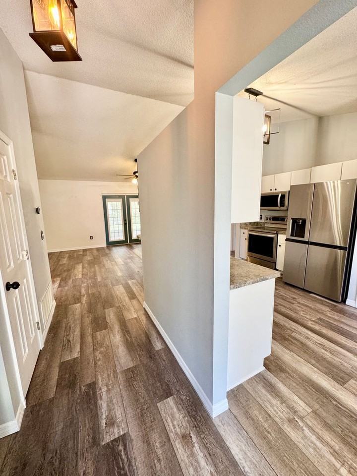 941 Park Valley Cir - Photo 2 of 32