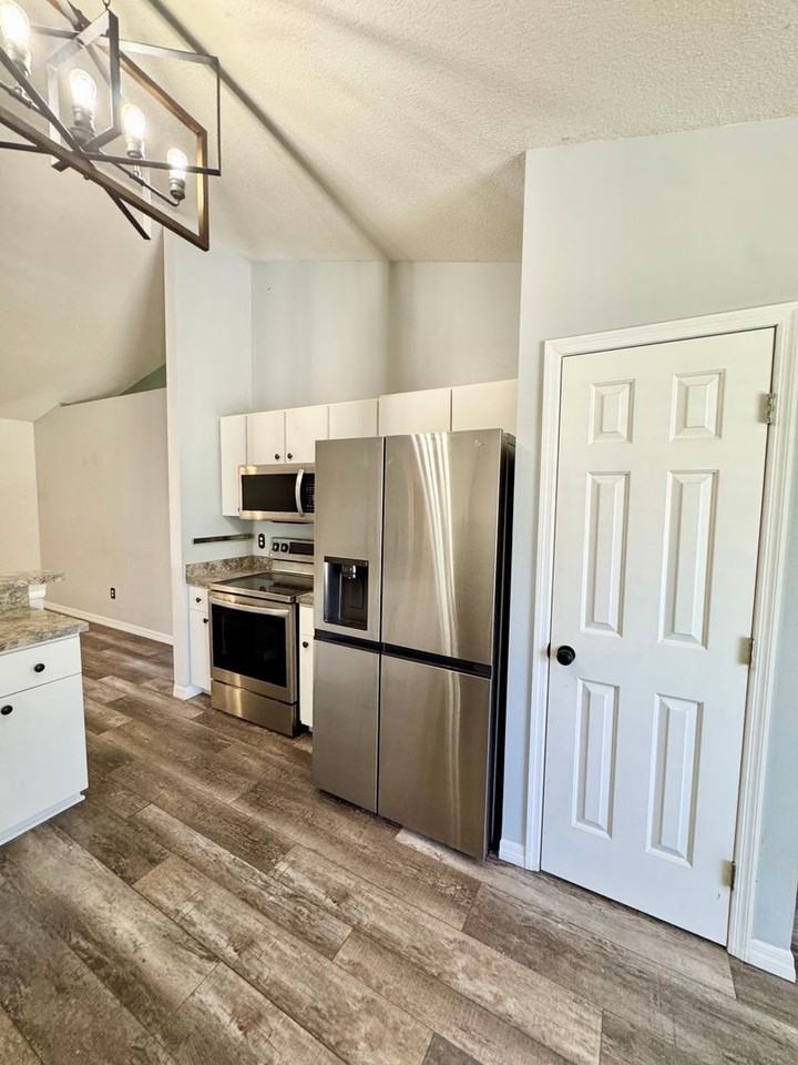 941 Park Valley Cir - Photo 5 of 32
