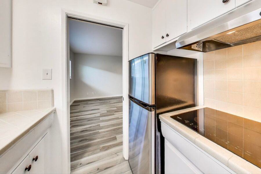 1348 Laurel St #06 - Photo 4 of 18