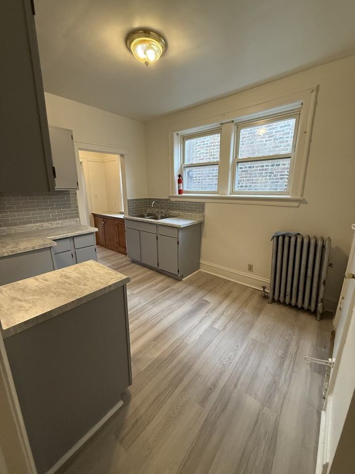 8220 S Langley Ave #3rdFL - Photo 7 of 11