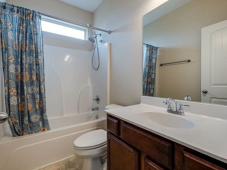 1021 Lindyn Lee Way - Photo 2 of 9