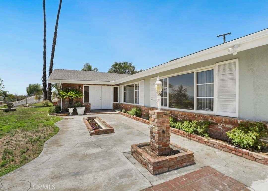 5485 Golden West Ave - Photo 3 of 19