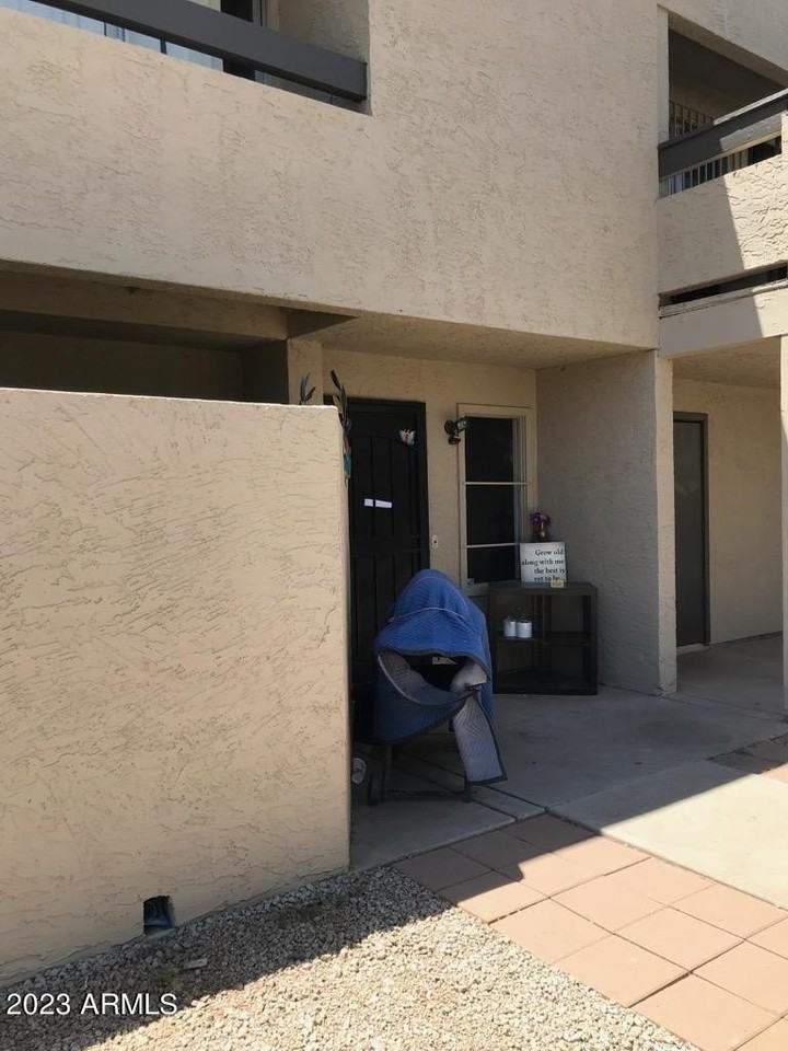 2674 N 43rd Ave #B - Photo 3 of 16