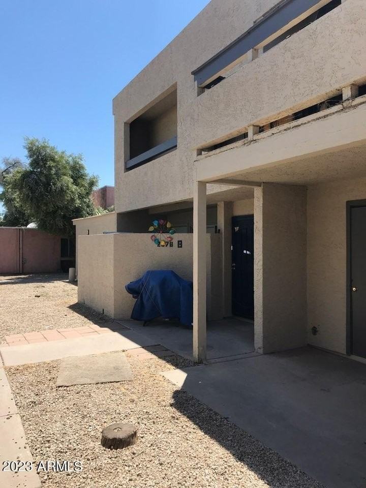 2674 N 43rd Ave #B - Photo 4 of 16