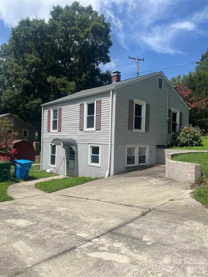 1498 Hilltop St - Photo 2 of 14