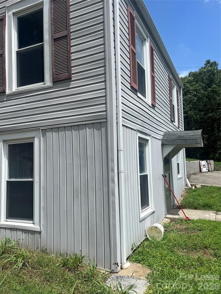 1498 Hilltop St - Photo 3 of 14