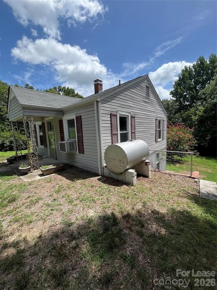 1498 Hilltop St - Photo 4 of 14