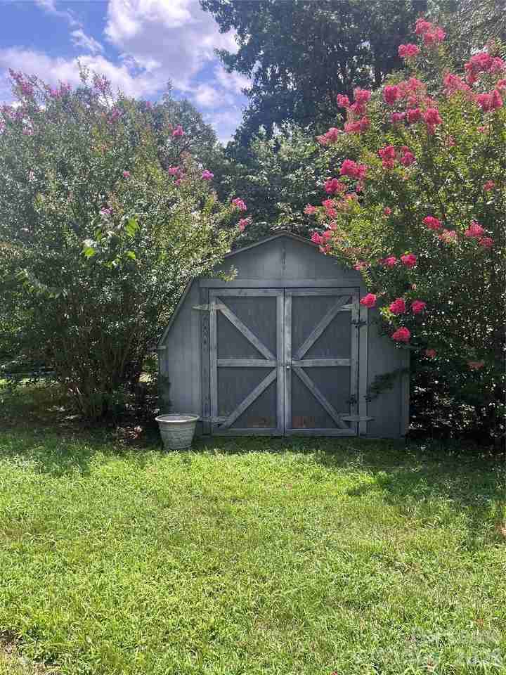 1498 Hilltop St - Photo 5 of 14