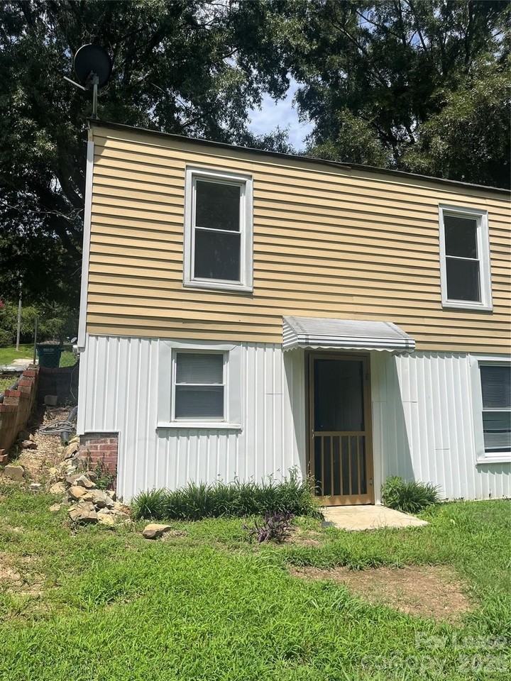 1494 Hilltop St - Photo 2 of 8