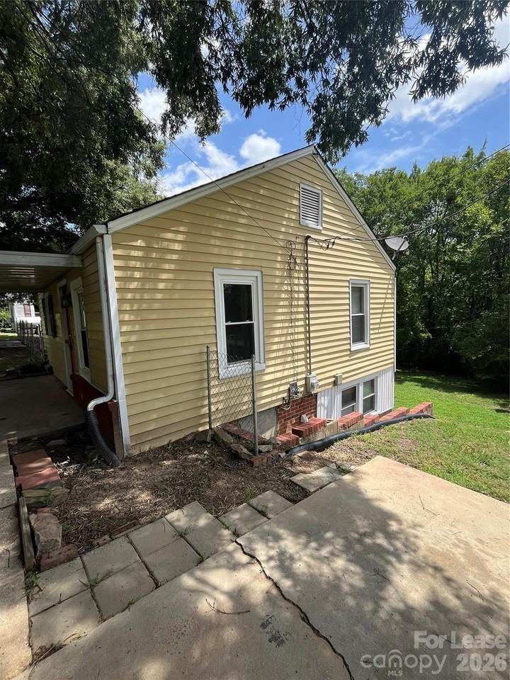 1494 Hilltop St - Photo 4 of 8