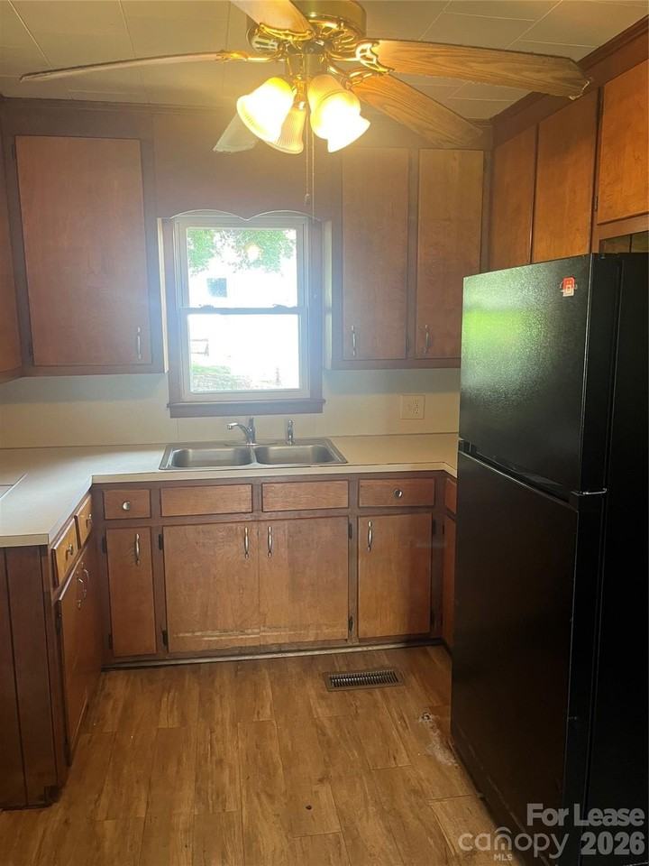 1494 Hilltop St - Photo 5 of 8
