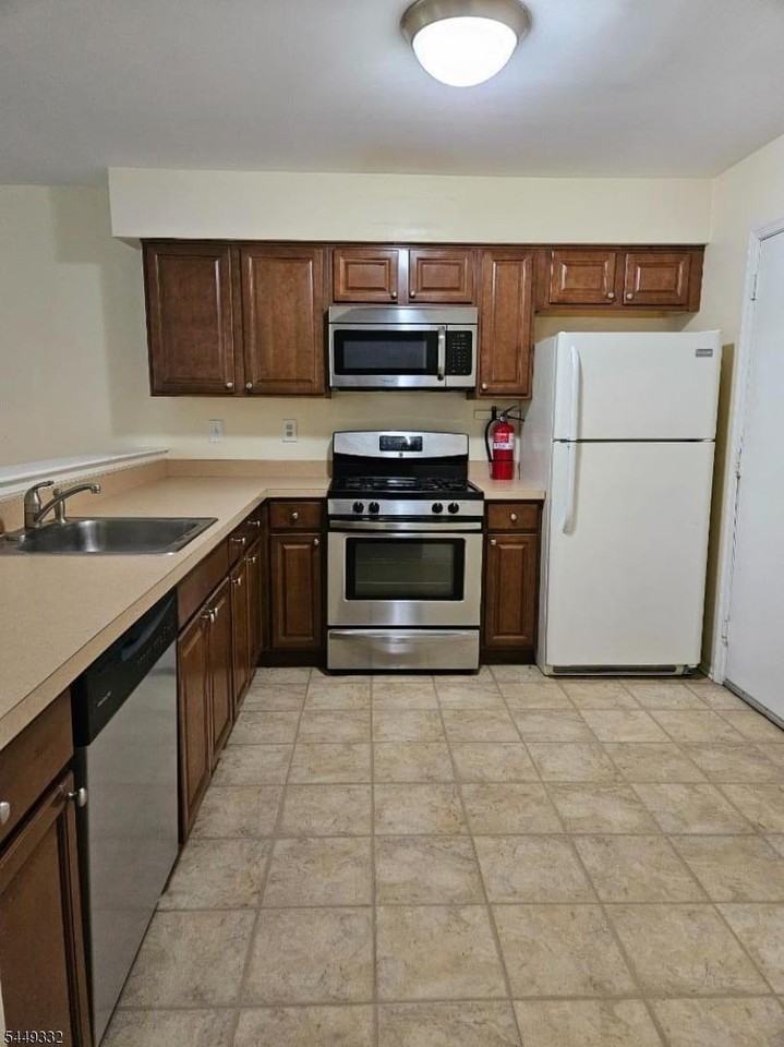 271 Abbey Dr - Photo 2 of 25