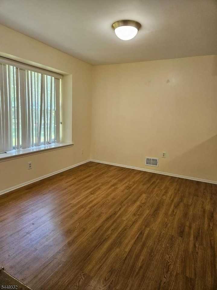 271 Abbey Dr - Photo 3 of 25