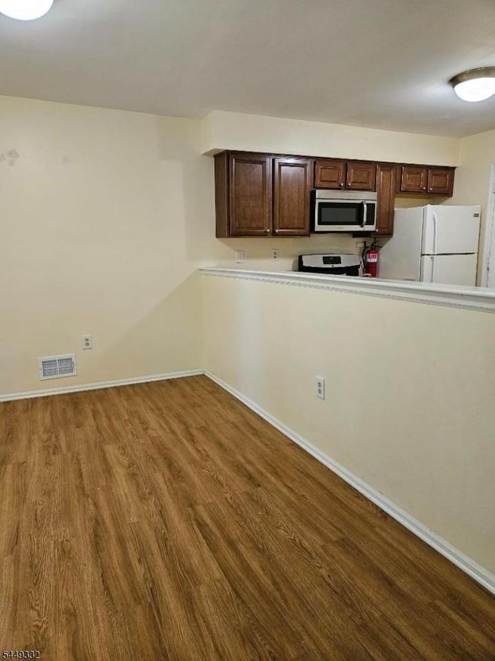 271 Abbey Dr - Photo 4 of 25
