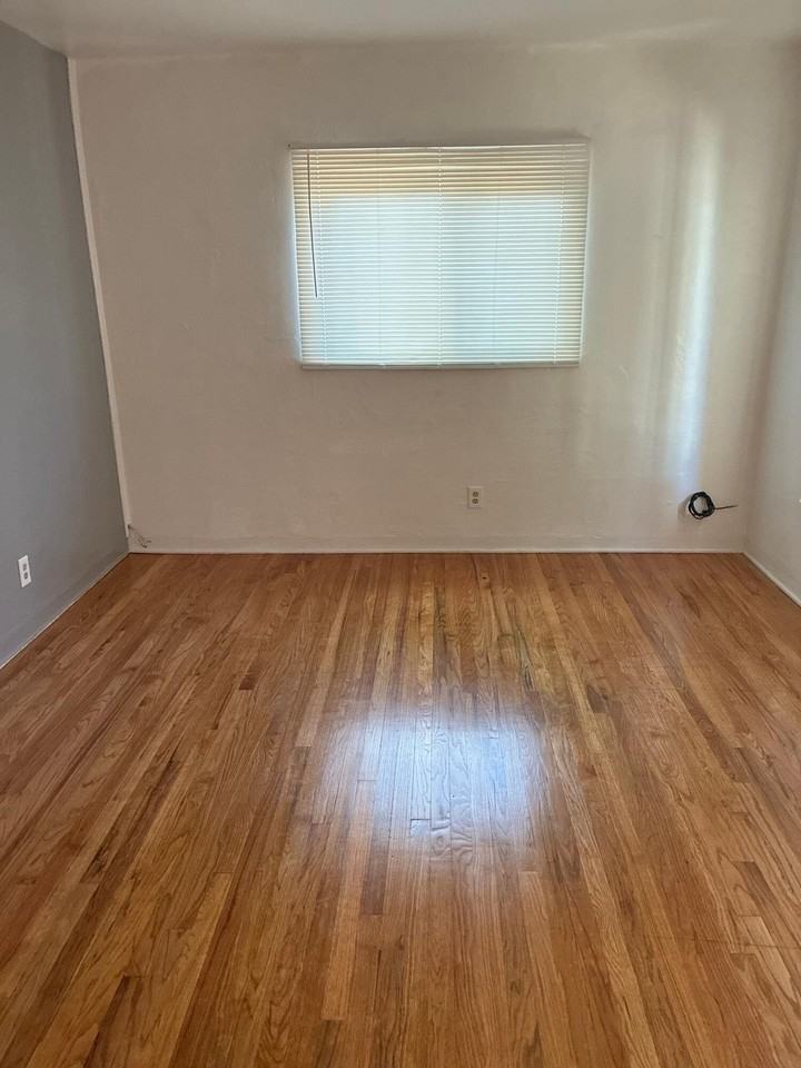 2842 Quincy St Ne - Photo 5 of 9