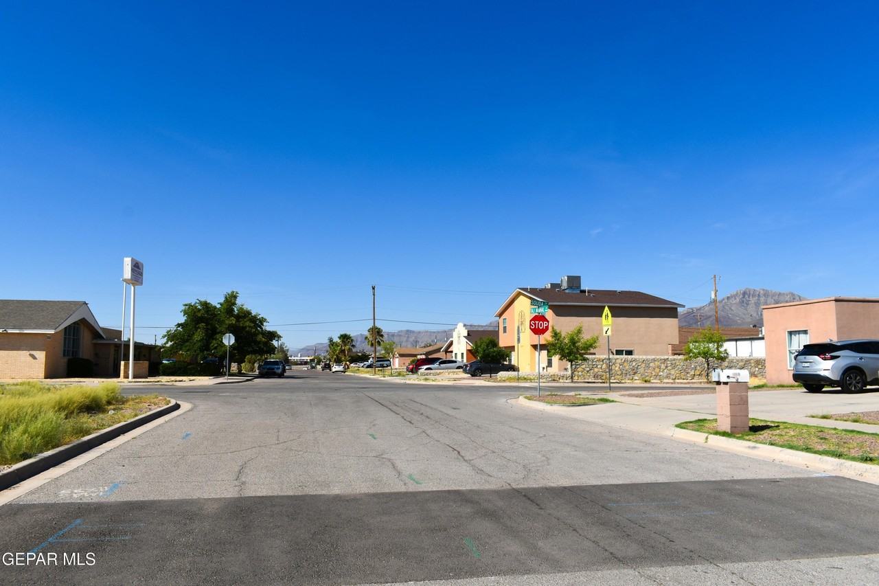 9905 Taj Mahal St #B - Photo 4 of 42