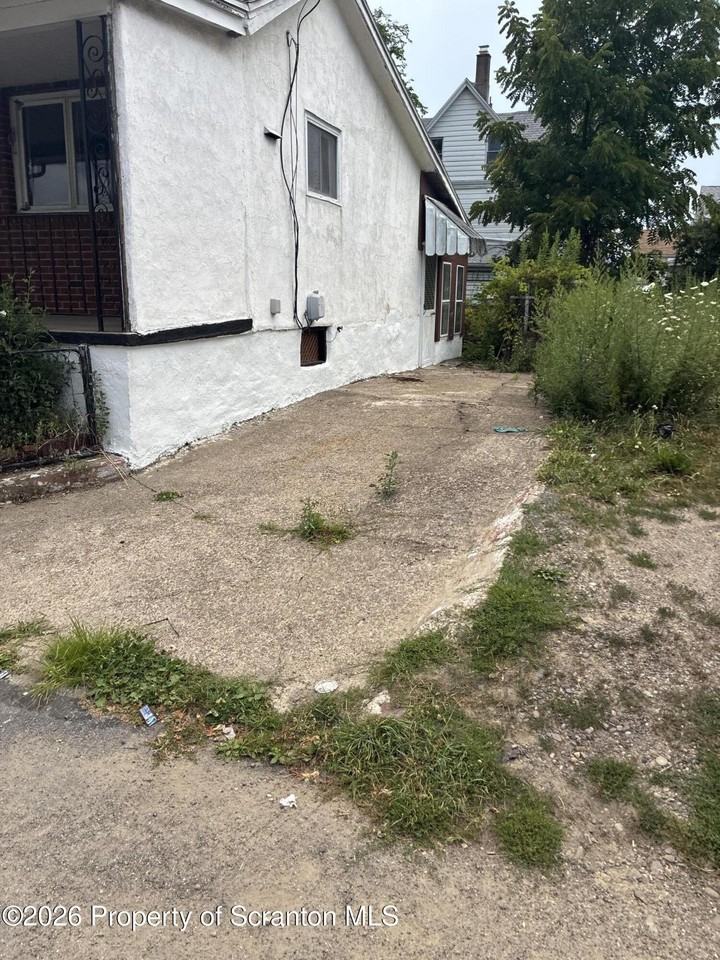1020 Farber Ct - Photo 3 of 9