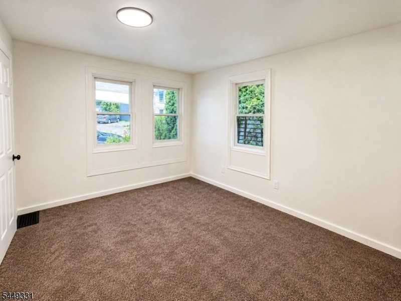 286 Chambers St - Photo 6 of 11