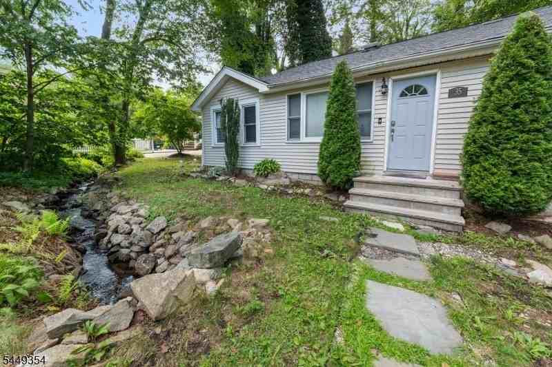 35 Bayonne Dr - Photo 2 of 17