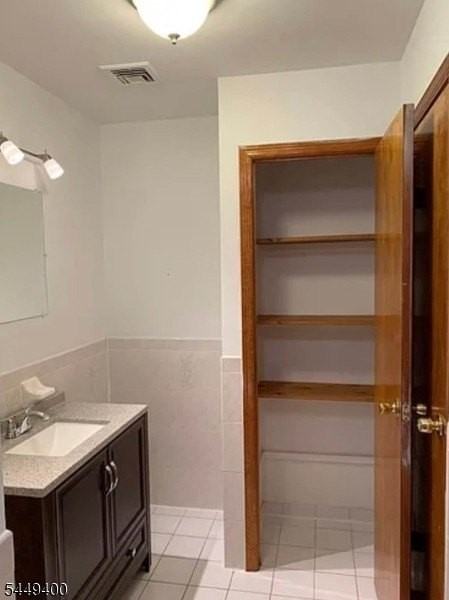 648 Summer St - Photo 3 of 13