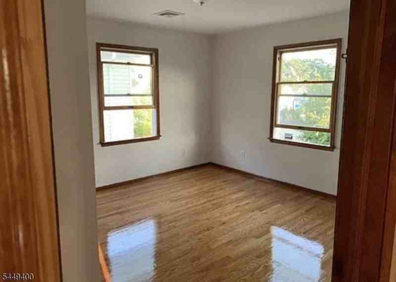 648 Summer St - Photo 5 of 13