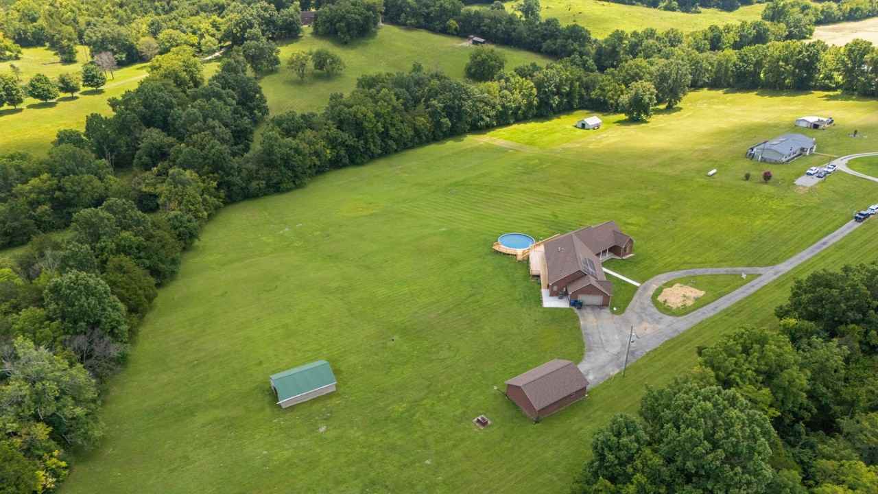 1221 Hawthorne Ln - Photo 3 of 36