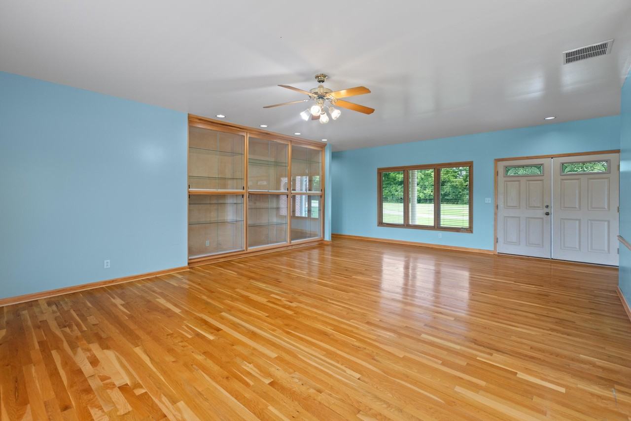 1221 Hawthorne Ln - Photo 5 of 36