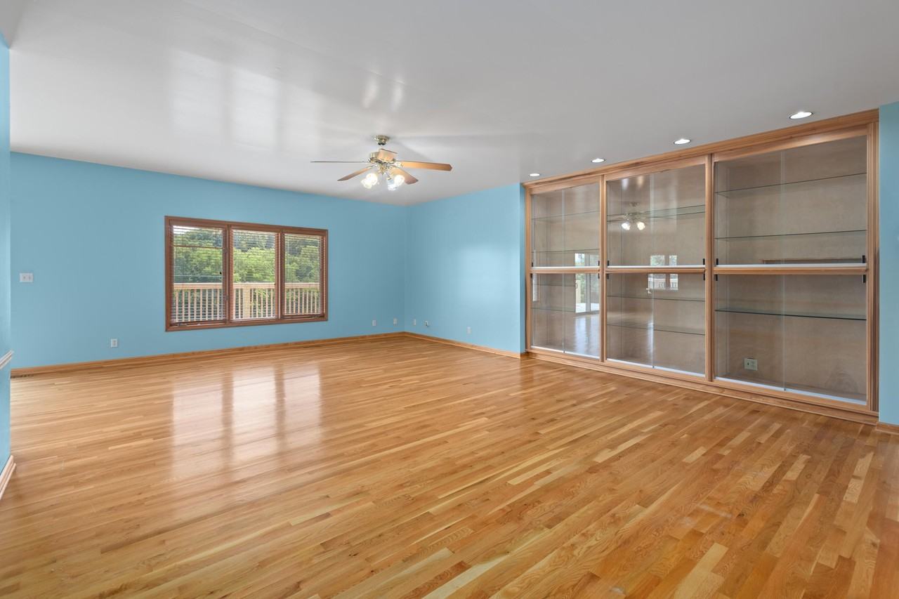 1221 Hawthorne Ln - Photo 6 of 36