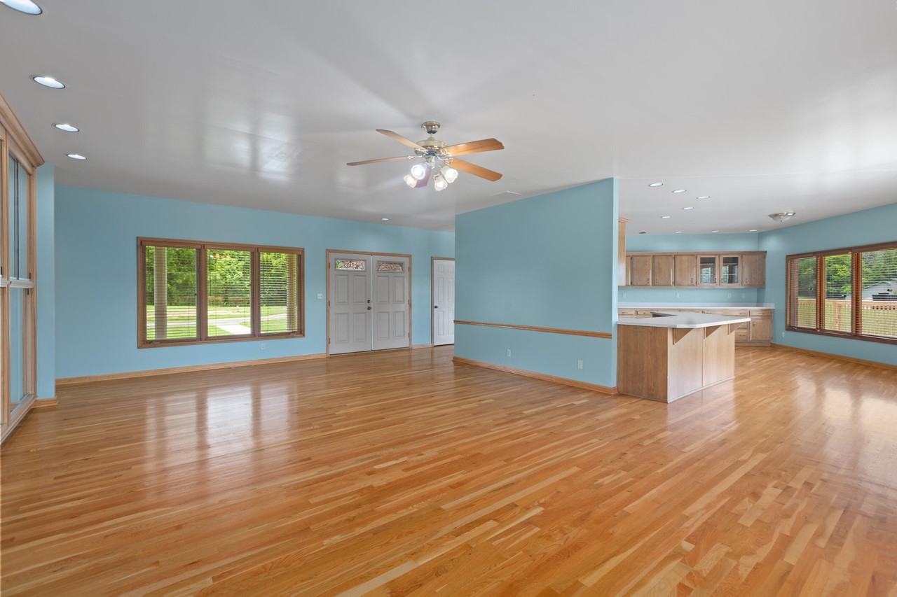1221 Hawthorne Ln - Photo 7 of 36