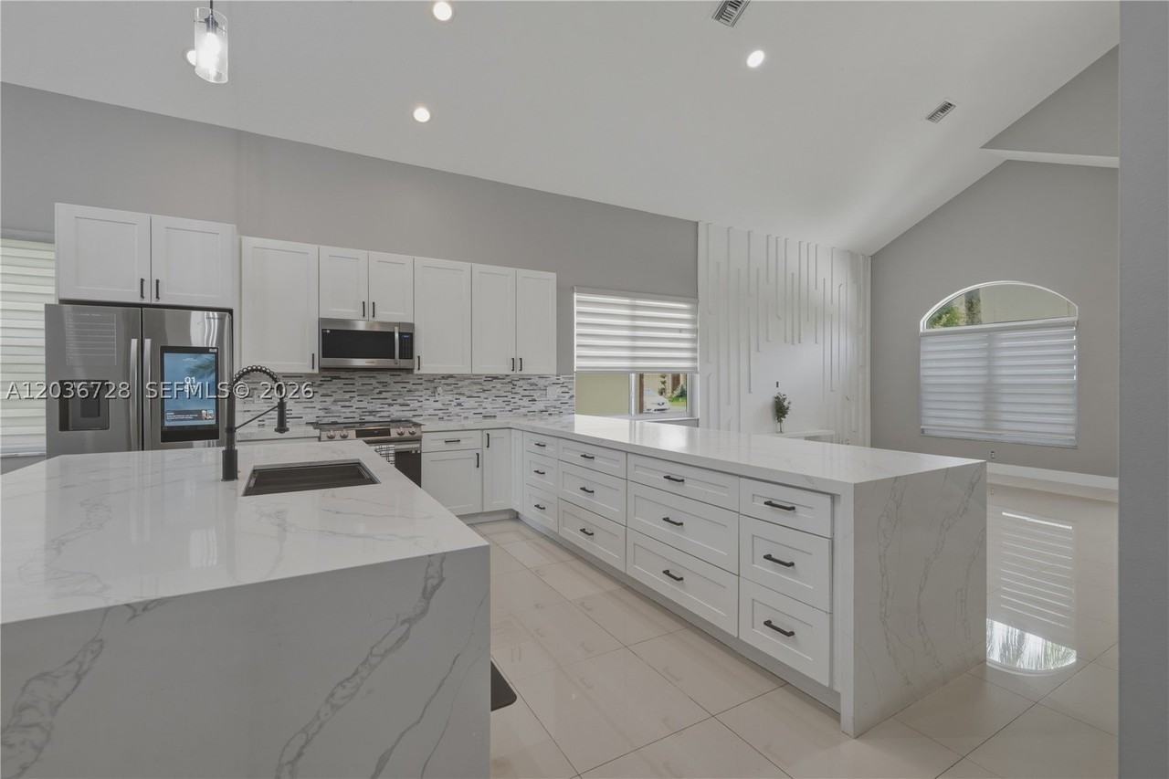 5285 Nw 112th Ter - Photo 6 of 36