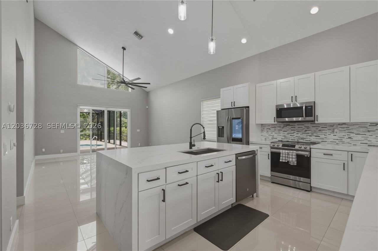 5285 Nw 112th Ter - Photo 7 of 36