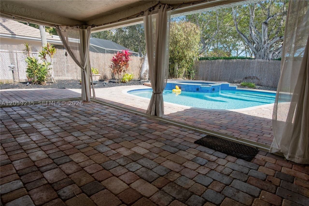 3160 Peachtree Cir - Photo 4 of 23