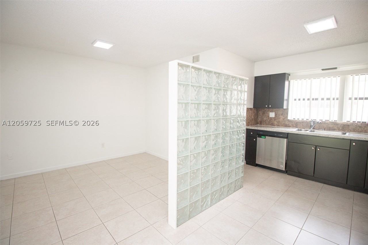 10085 Nw 6th Ter - Photo 4 of 22