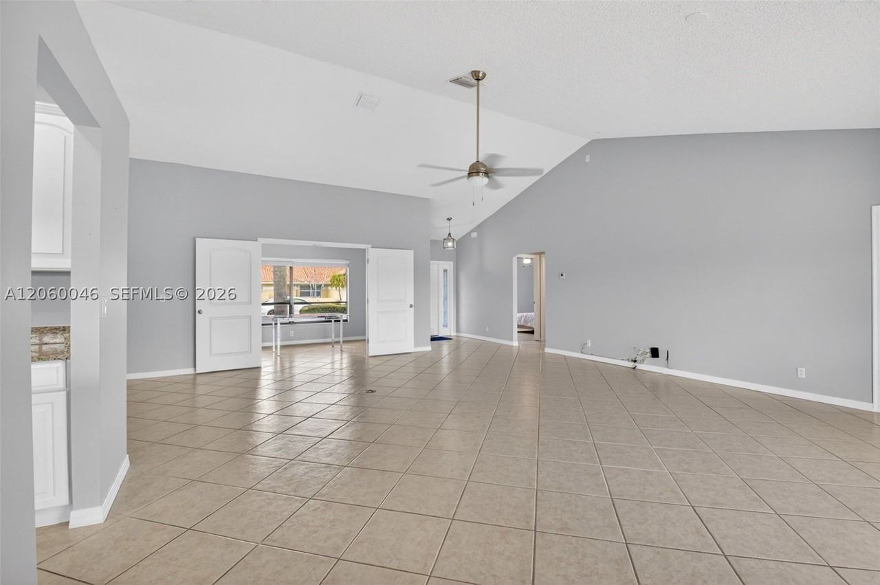 6043 Sunberry Cir - Photo 4 of 31