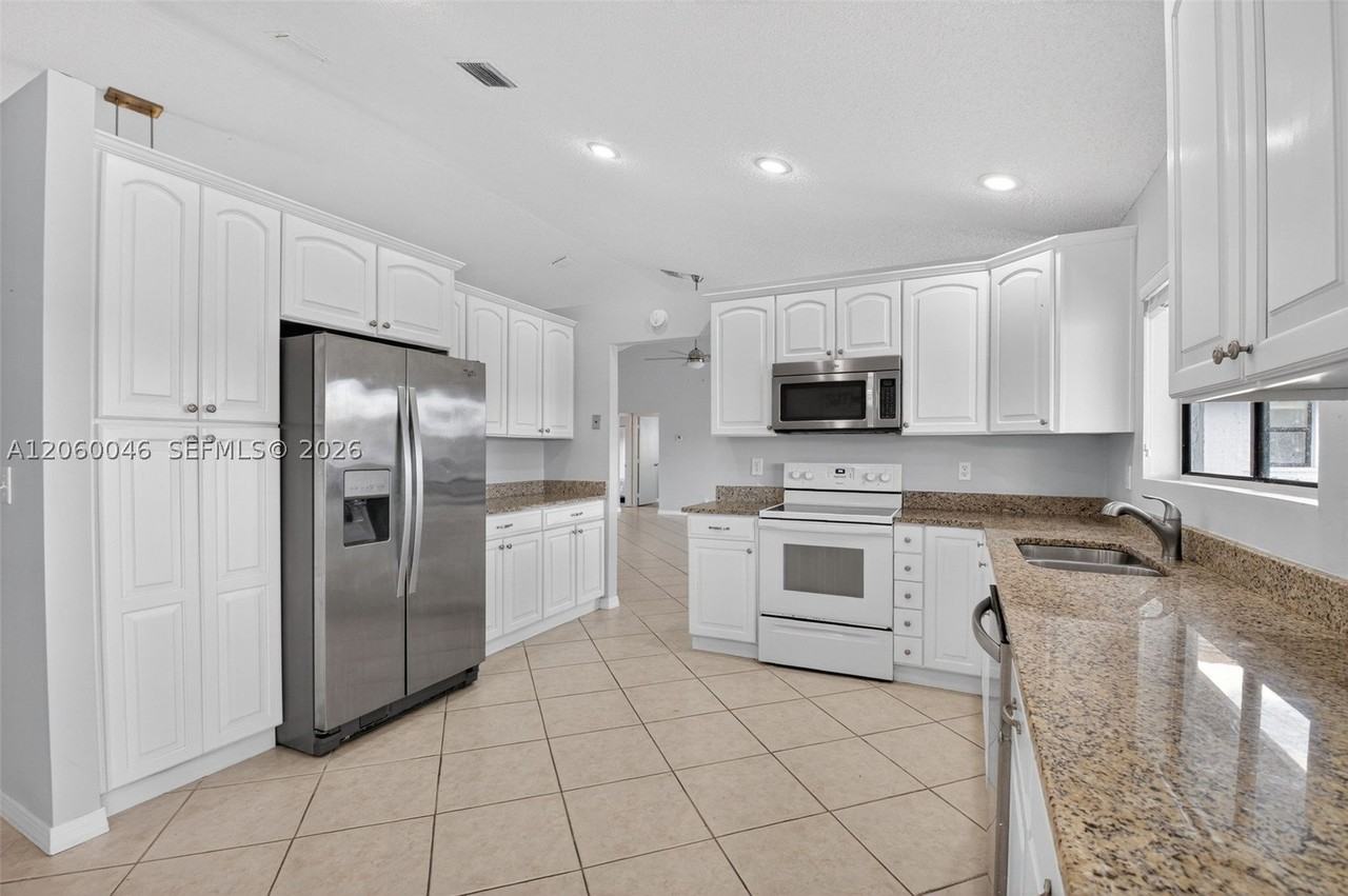 6043 Sunberry Cir - Photo 7 of 31