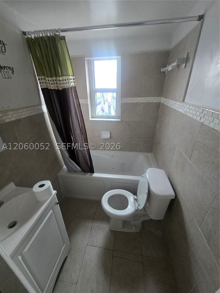 1795 Nw 85th St - Photo 6 of 12