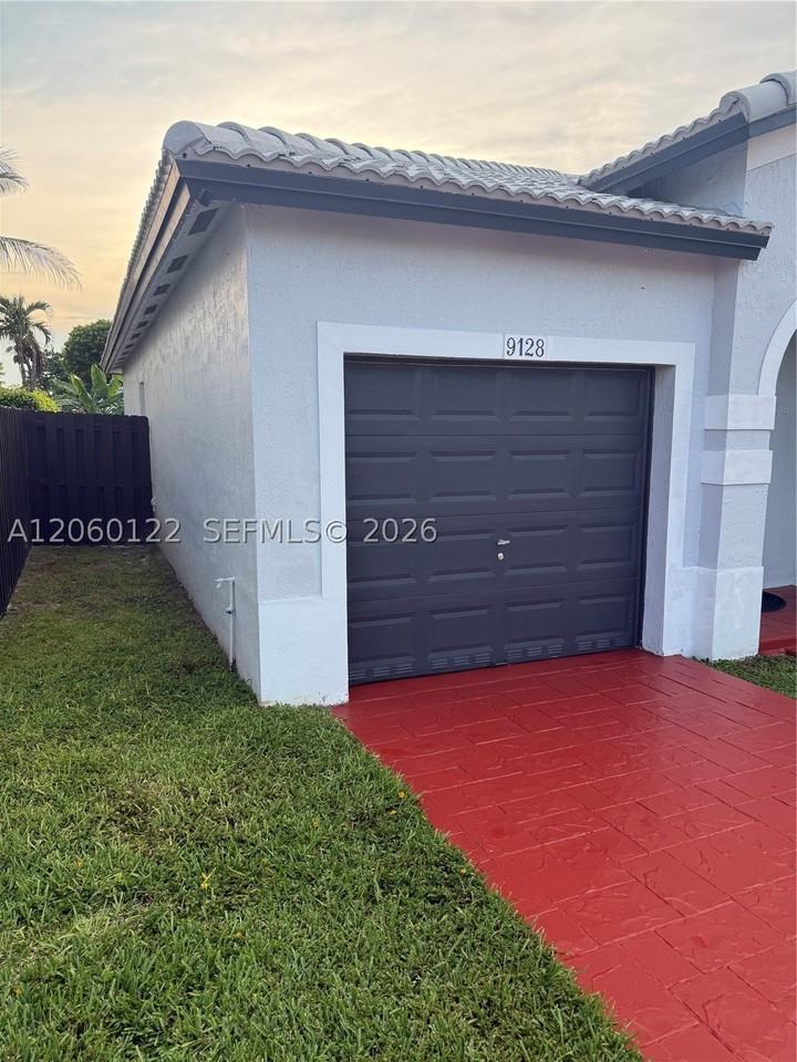 9128 Sw 162nd Pl - Photo 2 of 24