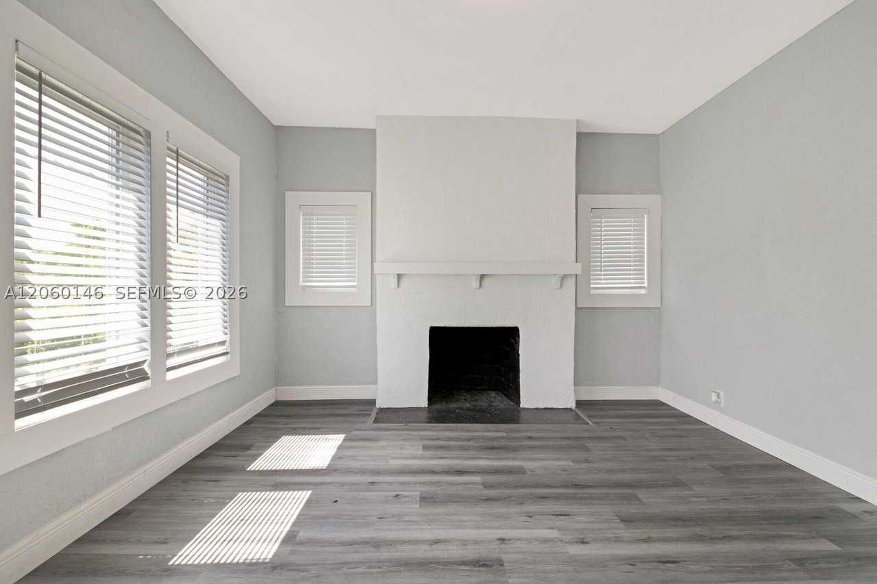 327 Sw 20th St #2 - Photo 3 of 17