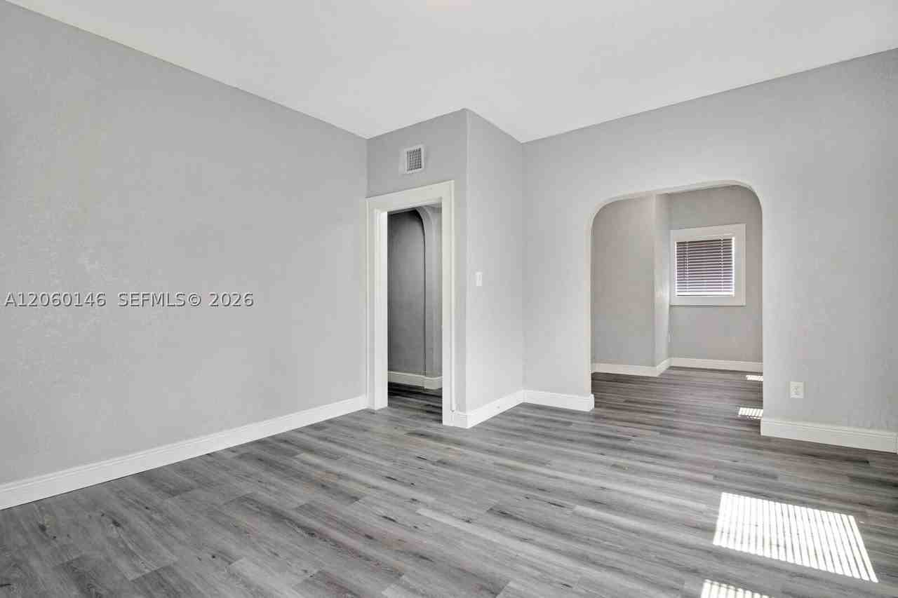 327 Sw 20th St #2 - Photo 4 of 17